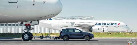 Watch a Porsche Cayenne tow a giant Airbus A380