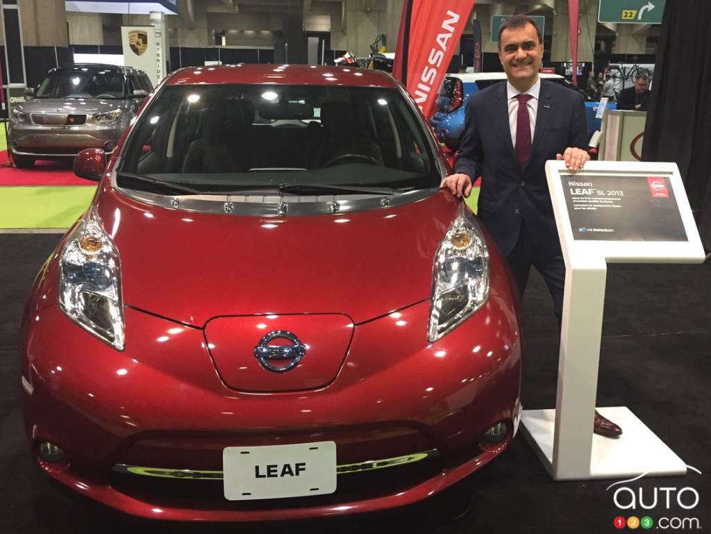 Une Nissan LEAF 2013 aux côtés de Joni Paiva, président de Nissan Canada Inc.