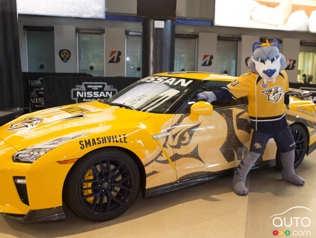 La Nissan GT-R « Predzilla » avec la mascotte de l'équipe