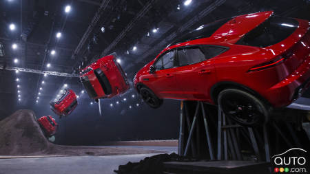 Le Jaguar E-PACE se dévoile en exécutant un saut spectaculaire; à voir!