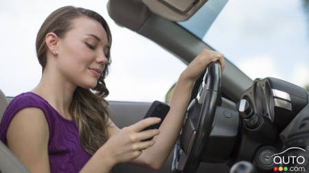 Texter au volant inquiète plus que jamais les Canadiens