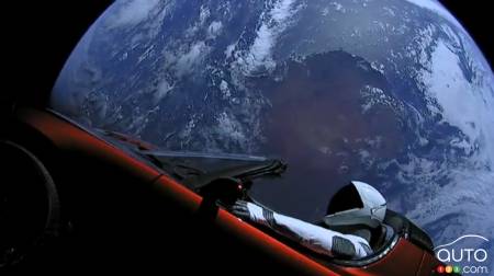 Tesla envoie sa nouvelle Roadster… dans l’espace! (vidéos)