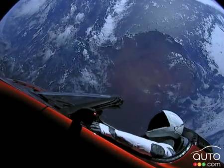 Tesla envoie sa nouvelle Roadster… dans l’espace! (vidéos)