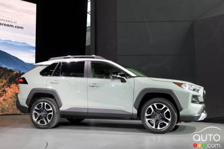 Toyota_NYIAS_2018_2019_RAV4_04_A330D5A94D058E0DEF8A4815DC468B136D119EDFfr