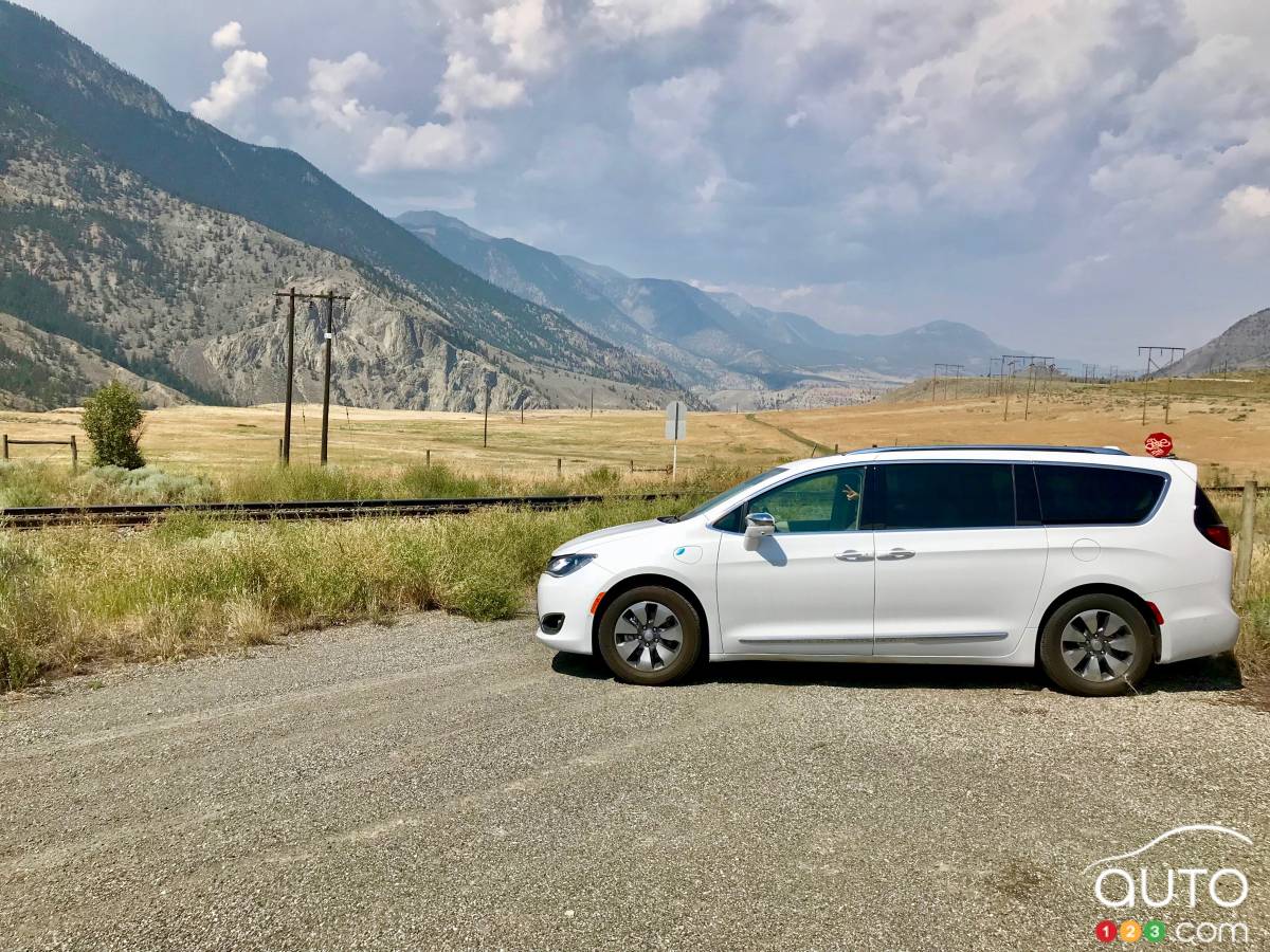 Review of the 2018 Chrysler Pacifica Hybrid: Road Trip Edition!