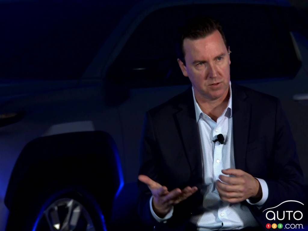 Travis Hester de General Motors, devant le futur Silverado électrique