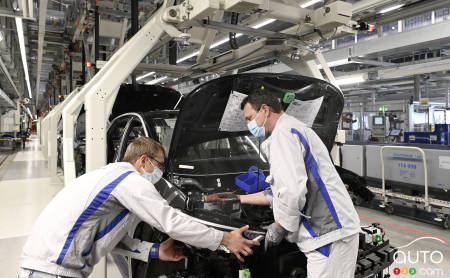 Volkswagen S Wolfsburg Plant Resumes Operations Car News Auto123