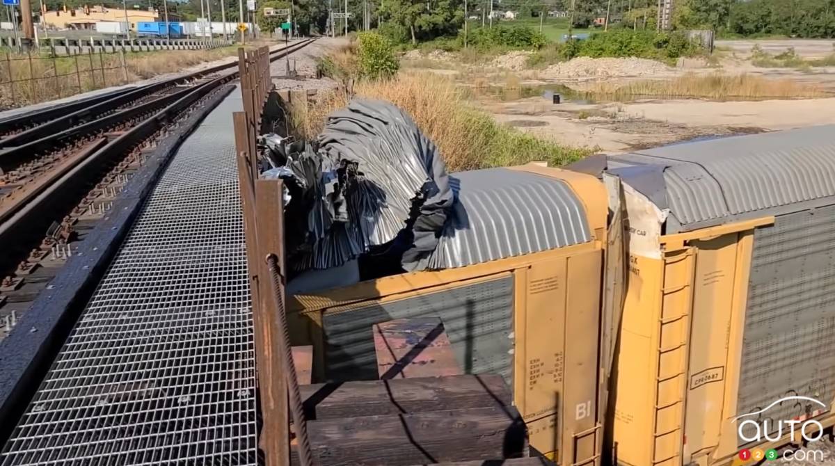 Un train décapités par un pont, plusieurs véhicules neufs complètement détruits. Train%202fr