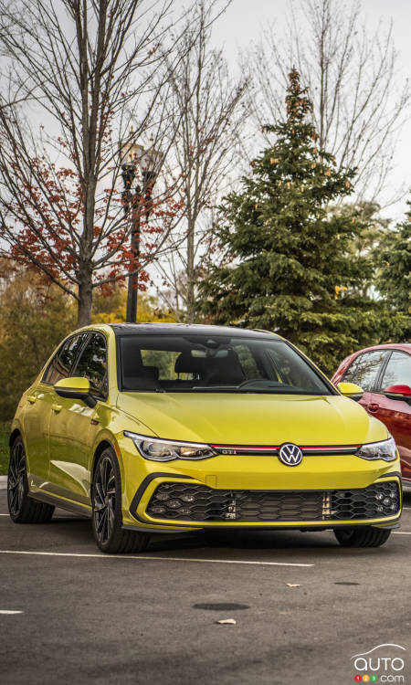 Comparison: 2022 Volkswagen Golf GTI vs 2022 Volkswagen Golf R