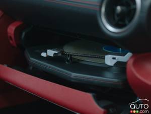 Lexus installe un lecteur de disque vinyle dans une IS 350 F Sport