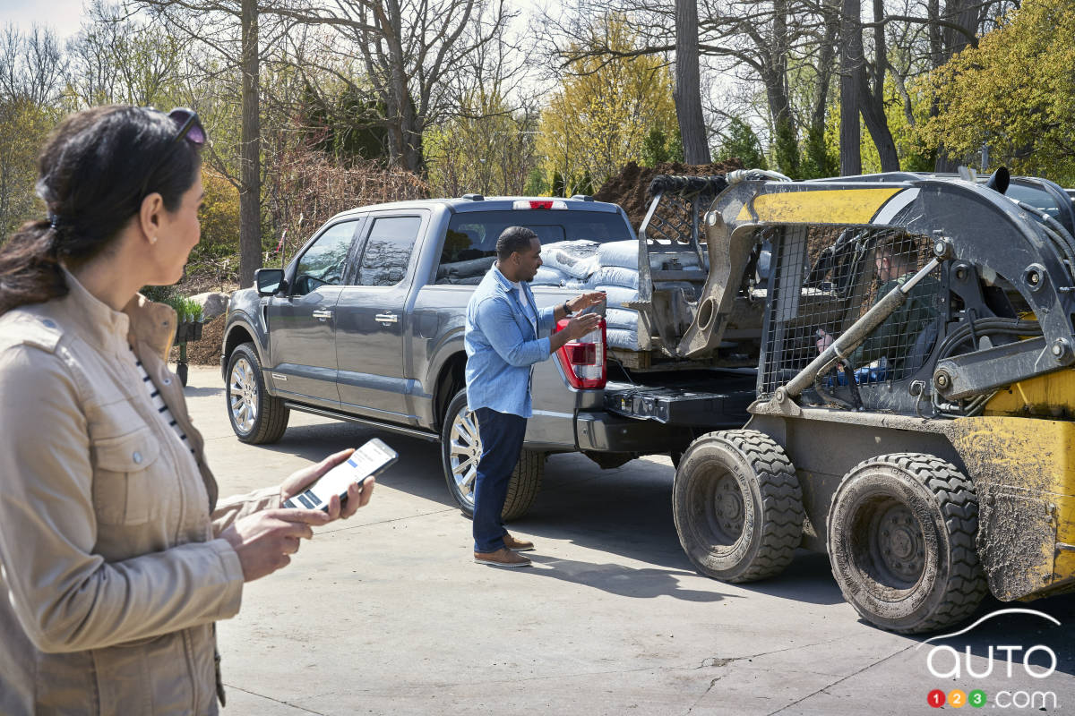 Ford Debuts New Features to Make Loading and Trailering Easier with the new F-150