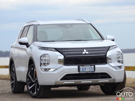 Des phares mieux ajustés ont permis au Mitsubishi Outlander 2022 d'obtenir la cote Meilleur choix sécurité plus