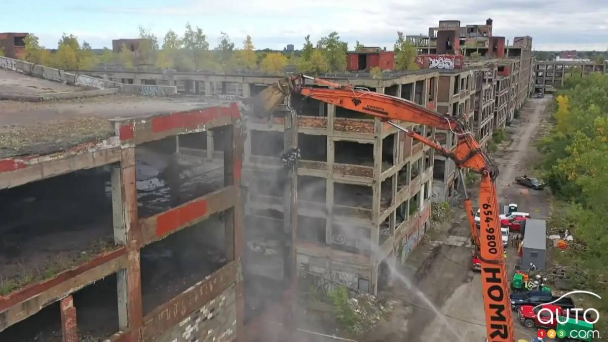 Après plus de 60 ans d’inactivité, l’usine automobile de Packard est détruite. Detroit-packard-plant-demolition-1fr