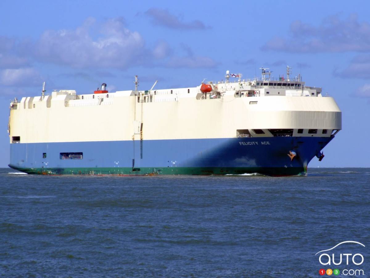 Le Felicity Ace qui transportait près de 4000 véhicules neufs a coulé