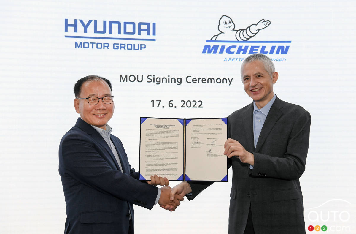 Bong-soo Kim, vice-président et chef du centre de développement des châssis chez Hyundai Motor Group, et Georges Levy, vice-président exécutif de l'équipement automobile d'origine chez Michelin.