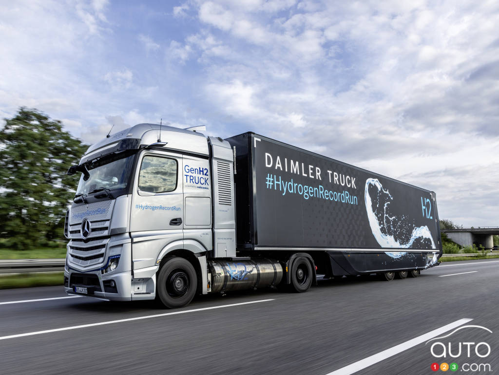 Hydrogen-powered semi-trailer from Mercedes-Benz