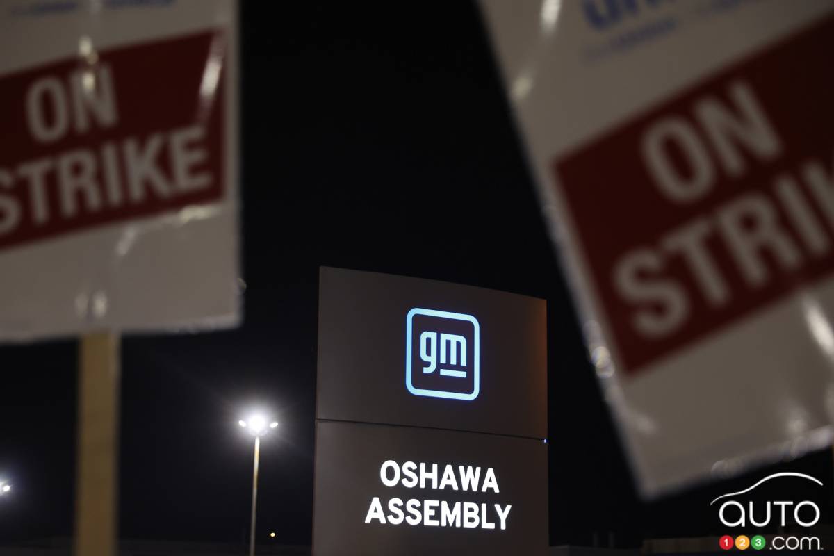 Canadian GM Workers' Strike Ends Quickly with Tentative Deal