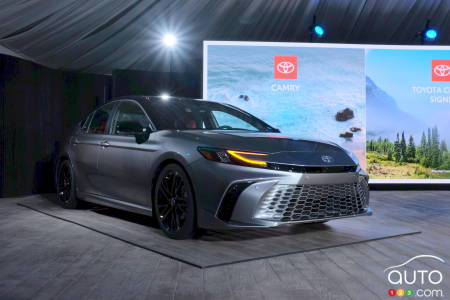2025 Toyota Camry Revealed: New Design, New Hybrid Powertrain