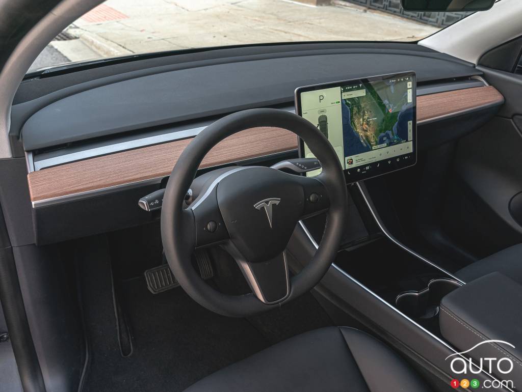 Steering wheel, dashboard of the Tesla Model Y