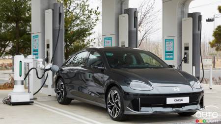 Video: Hyundai Develops Autonomous Robot for Recharging EVs