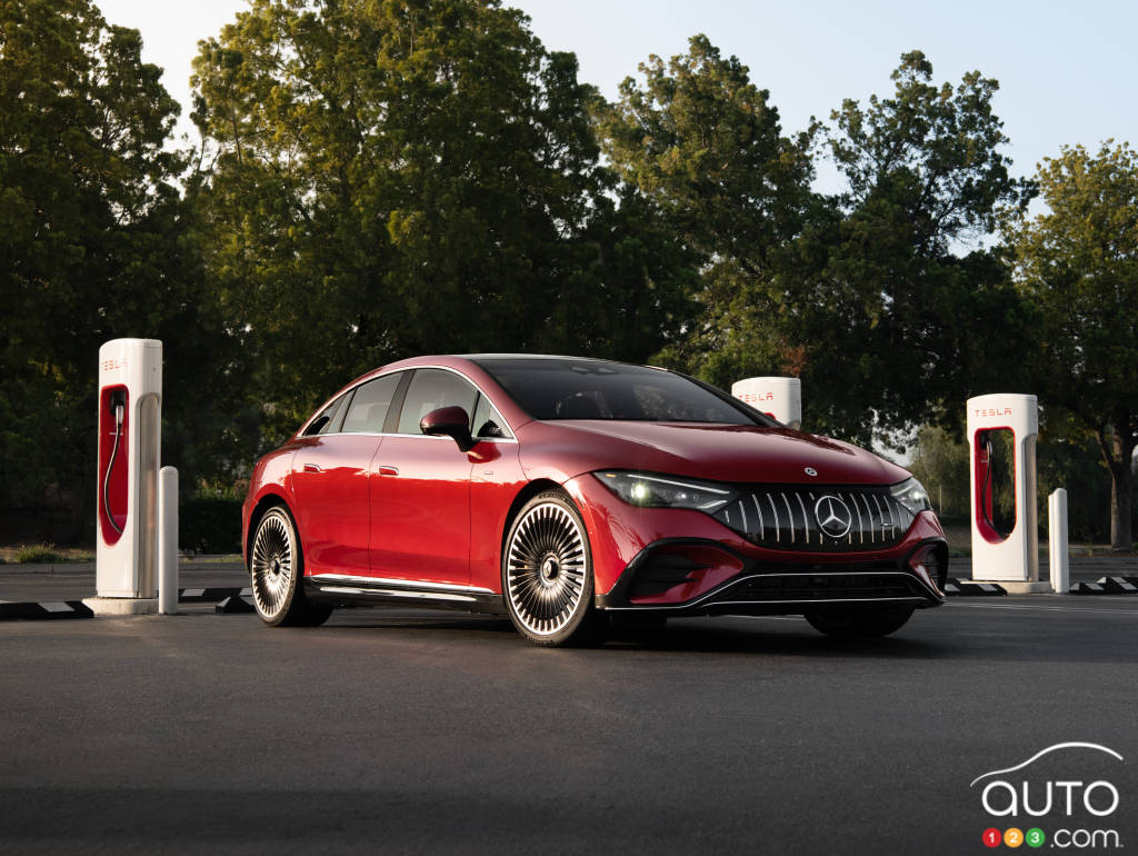 Une Mercedes-Benz Classe C à une borne Tesla