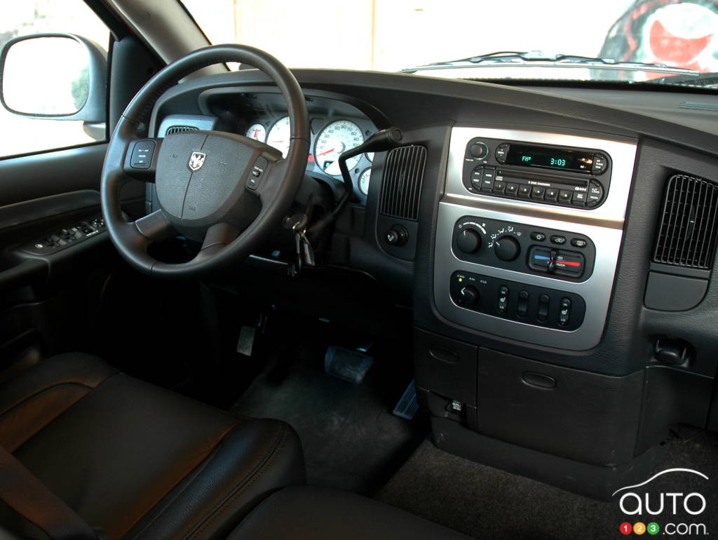 Intérieur du camion Dodge Ram 2003