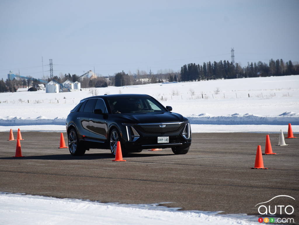 Un Cadillac Lyriq au centre de Kapuskasing, en Ontario