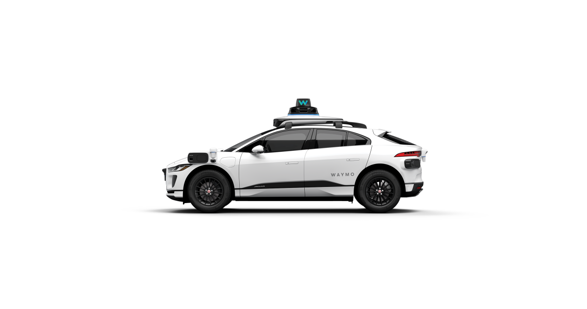 Congestion de quatre véhicules Waymo à conduite autonome