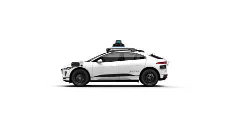 Congestion de quatre véhicules Waymo à conduite autonome