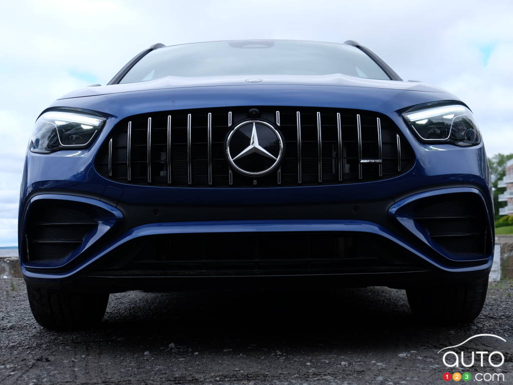 Écusson sur le Mercedes-AMG GLA 35 2024