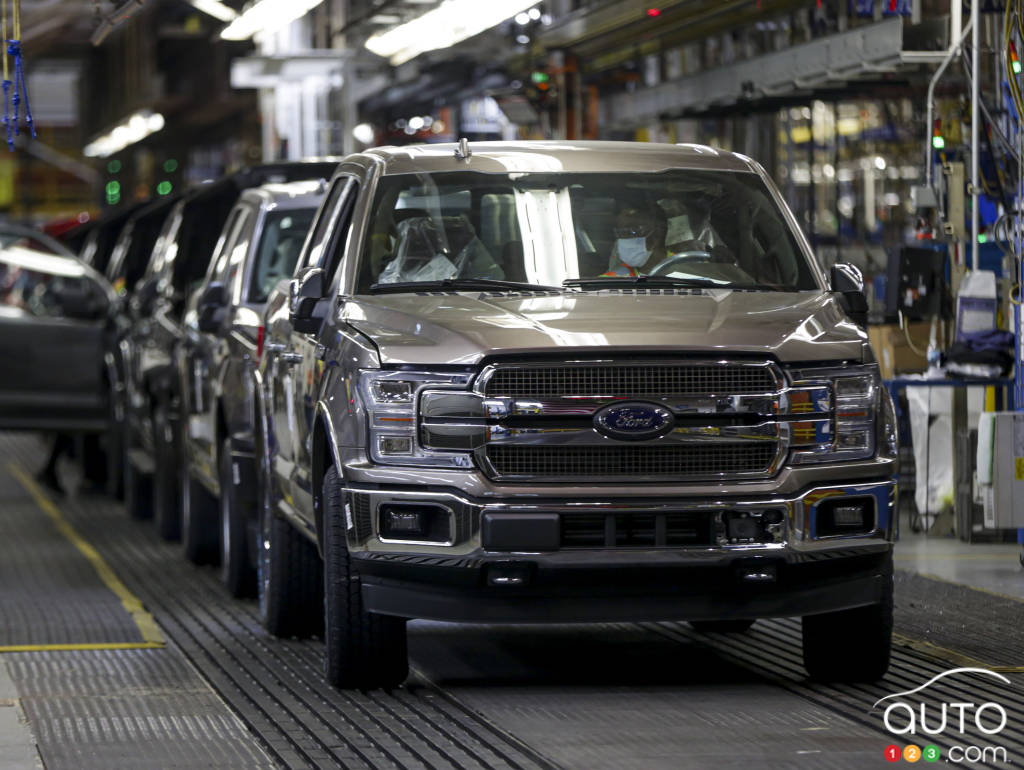 Des camionnettes Ford à l'assemblage