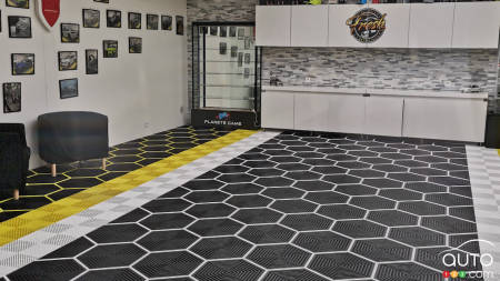 Optimize your garage with SquareFLOOR clipable pvc slabs: increase property value