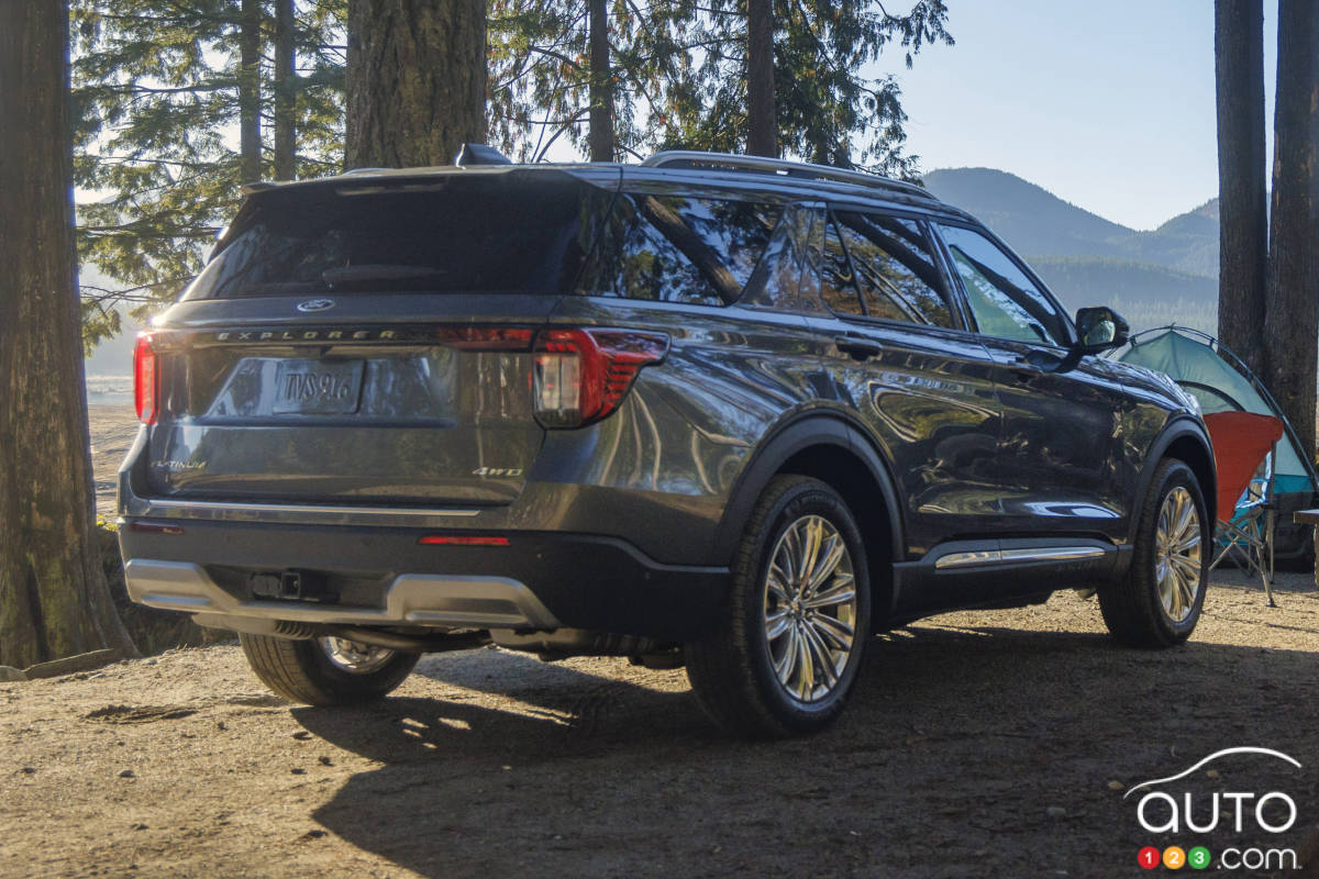 Ford Patents a Split Rear Hatch for SUVs