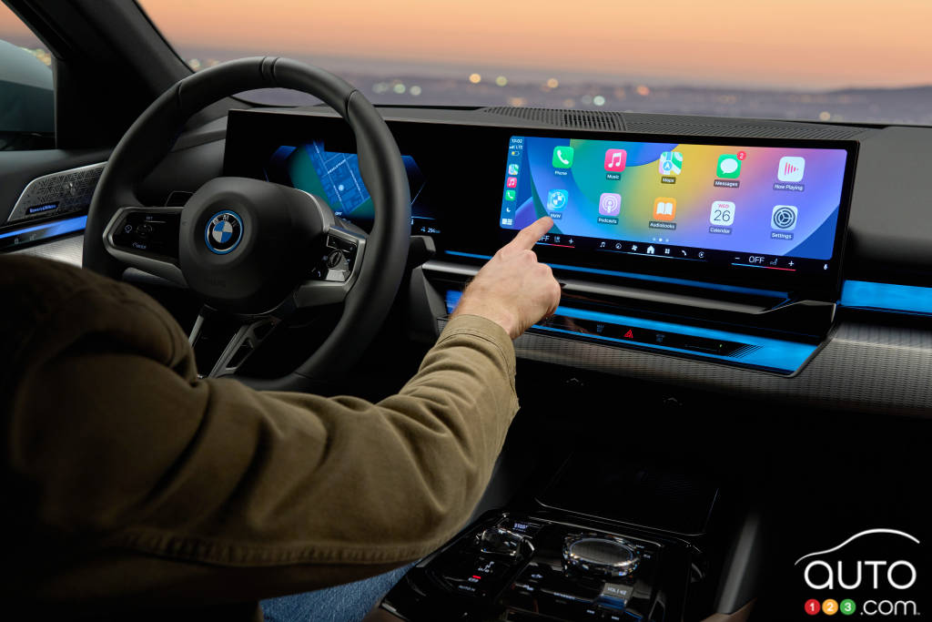 L'interface Apple CarPlay, dans la BMW i5 2024