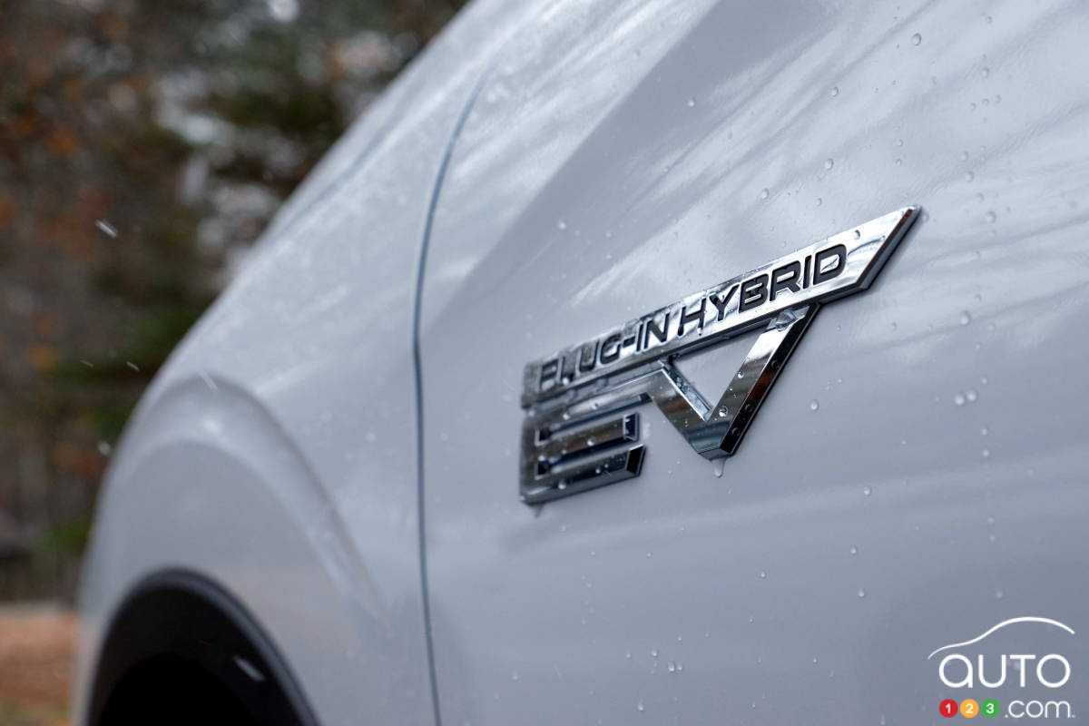 Écusson hybride rechargeable sur un Mitsubishi Outlander