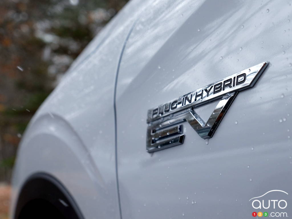 Écusson hybride rechargeable sur un Mitsubishi Outlander