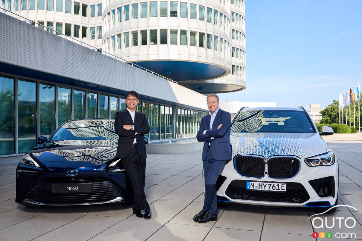 Koji Sato, président de Toyota Motor Corporation, et Oliver Zipse, président du conseil d'administration de BMW AG