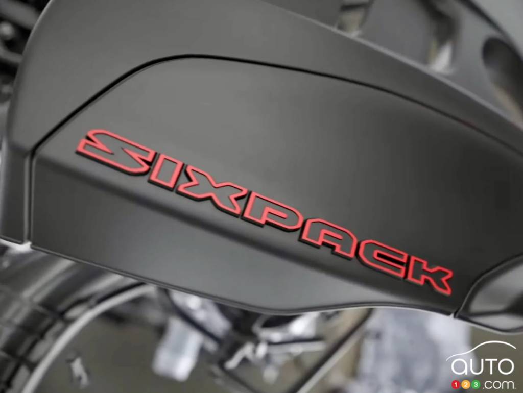 Insigne sur le moteur de la Dodge Charger Sixpack 2025