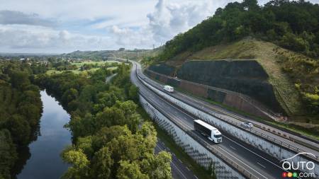 France Inaugurates Road that Charges Vehicles