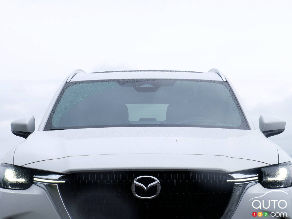 Logo Mazda sur le CX-90 PHEV