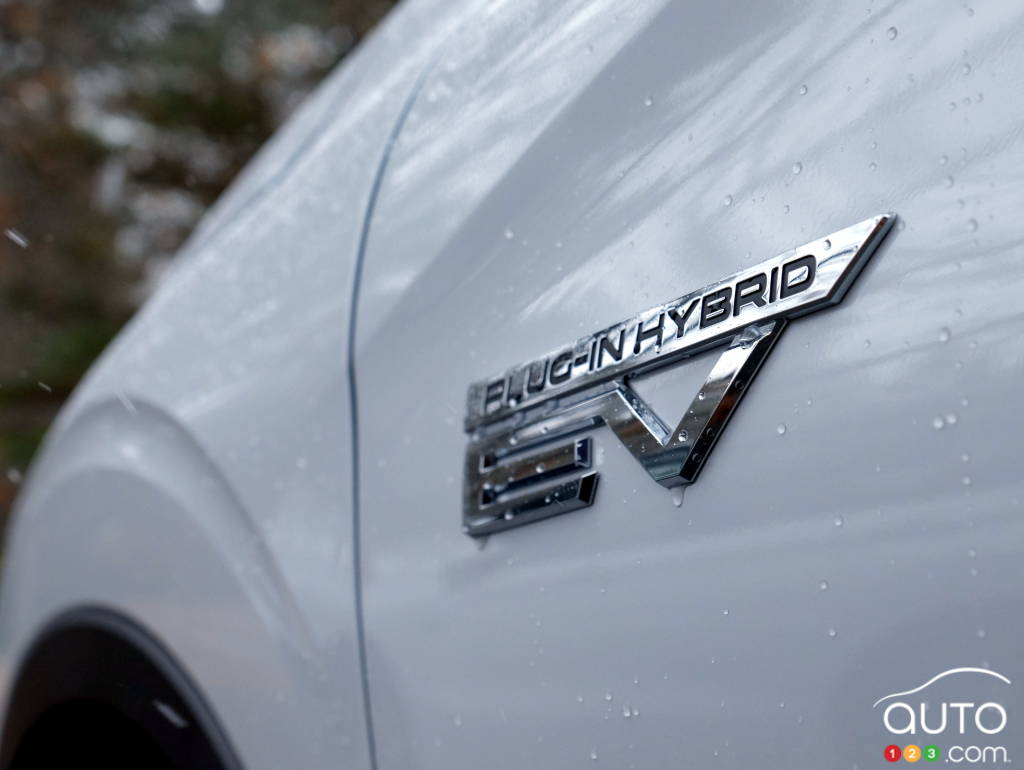 Sales of plug-in hybrids (PHEVs) are holding steady in Canada, while those of EVs plummet.