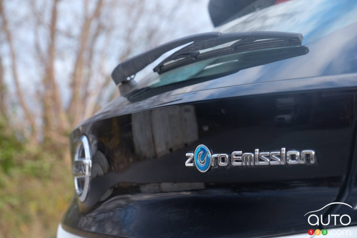 Écusson sur une Nissan LEAF