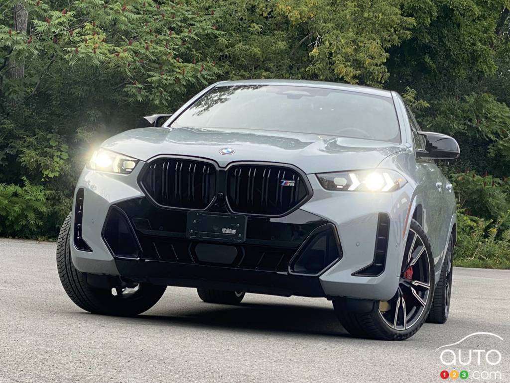 Le BMW X6 M60i, muni d'un moteur V8