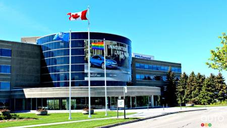 Les États-Unis brandissent la menace de tarifs de 100 % pour les véhicules fabriqués au Canada