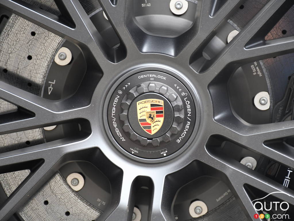Le logo Porsche, sur la Panamera GTS 2025