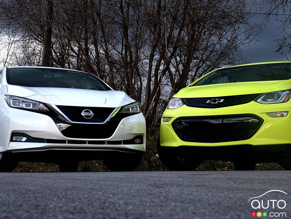 Une Nissan LEAF et une Chevrolet Bolt