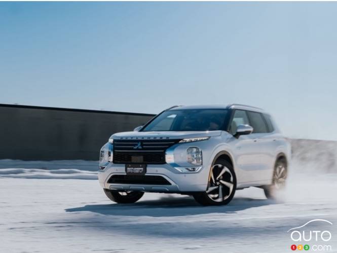 Mitsubishi Outlander front 3/4
