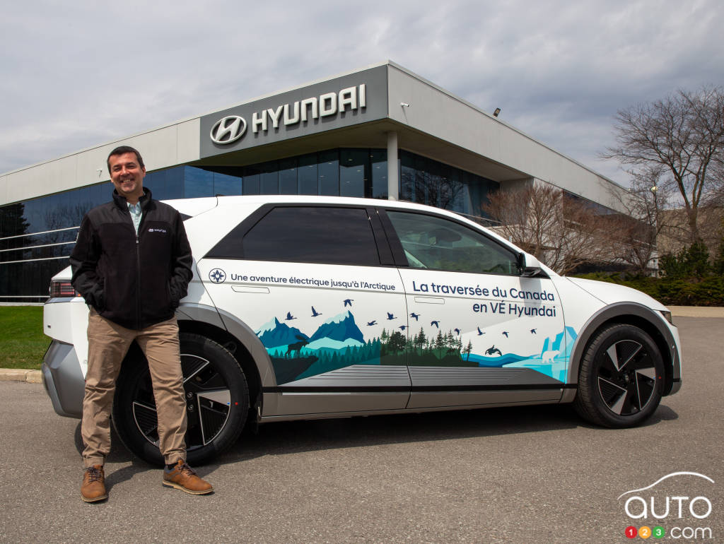 Patrick Nadeau et le Hyundai Ioniq 5 qui sera son compagnon jusqu'à Tuktoyaktuk
