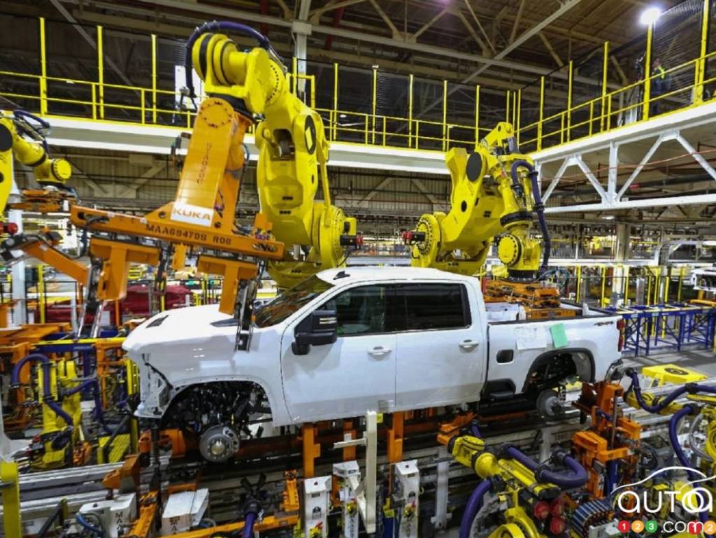 Un Chevrolet Silverado à l'assemblage à l’usine d’Oshawa