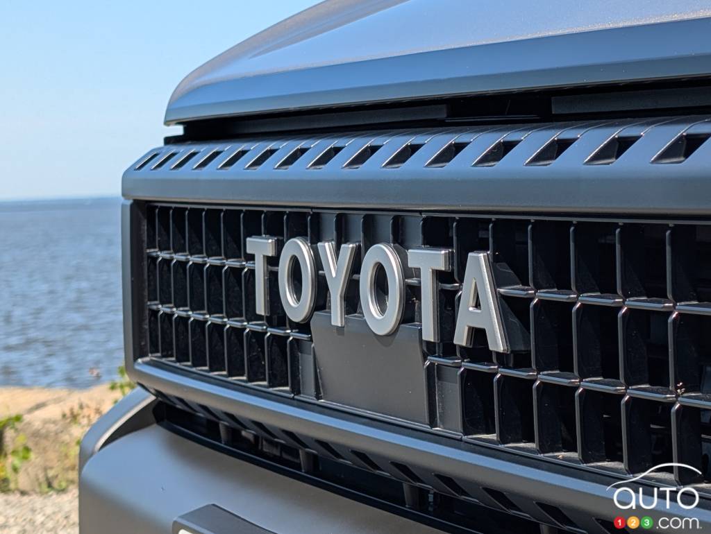 Front grille of the Toyota Land Cruiser